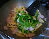A picture of step 4 of Stir-Fried Pork and Potato with Ketchup Sauce.