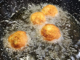 Albóndigas de bacalao y patata, con mahonesa de soja