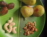 A picture of step 1 of Dryfruits fig milkshake.