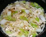 A picture of step 4 of [Farmhouse Recipe] Chinese Cabbage and Enoki Mushroom Soup.