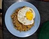 Foto langkah ke 3 dari resep Nasi Goreng Telur Mata Sapi.