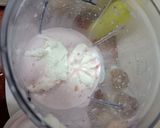 वनीला स्ट्रॉबेरी शेक (vanilla strawberry recipe in Hindi) रेसिपी चरण 4 फोटो