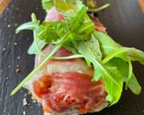 Foto del paso 1 de la receta: Focaccia de pan de centeno con brie, jamón Ibérico y rúcula 😜😜
