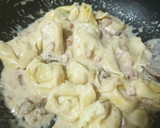 Foto del paso 4 de la receta: Tortellini con salsa de quesos, portobello y sajonia