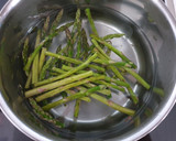Foto del paso 1 de la receta: Merluza con salsa de espárragos
