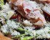 Foto del paso 5 de la receta: Pescado al horno sobre tomates, con espárragos, panceta y hebras de queso