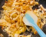 Hình bước làm 4 của món Vào bếp cùng con: Onion jam hay mứt hành tây mặn ngọt với dấm dâu tằm