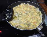 Foto del paso 6 de la receta: Tortilla de menestra y patatas de bolsa
