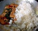 รูปขั้นตอนการทำที่ 3 ของ ข้าวผัดใบกระเพราแหนมไก่