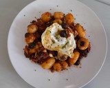 Foto del paso 3 de la receta: Patatas a la puttanesca con huevo frito