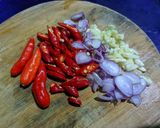 Foto langkah ke 2 dari resep Tumis Daun Singkong Rebon.