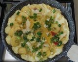 Foto langkah ke 3 dari resep Potato Omelette.