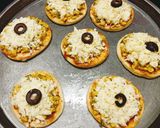 A picture of step 4 of Mini Pizza 🍕🍕🍕.