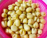 Hình bước làm 2 của món Chè hạt sen long nhãn