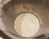 Foto del passaggio 2 della ricetta Ciambellone con yogurt fatto in casa
