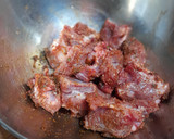 Foto del paso 1 de la receta: Costillas adobadas con patata y alcachofas