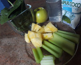 Foto del paso 1 de la receta: Licuado de espinacas, manzana verde, piña, apio y agua de coco