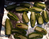 Foto del paso 2 de la receta: Salsa de tomates de hoja con chiles jalapeños, asados