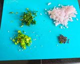 A picture of step 2 of Vada and coconut chutney.
