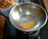 Foto langkah ke 1 dari resep Tips membuat popcorn mengembang sempurna dan tidak hangus.