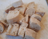 Foto del paso 1 de la receta: Brochetas de ciabatta y mozzarella con ensalada de borlotti