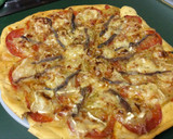 Foto del paso 8 de la receta: Pizza con masa casera de cebolla caramelizada y rulo de queso de cabra