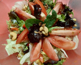 Foto del paso 3 de la receta: Ensalada de lechugas variadas con tomate, guindilla y anacardos
