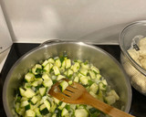 Foto del paso 5 de la receta: Albóndigas de merluza y bacalao con tomate y calabacín
