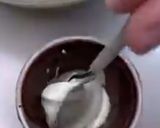 Foto del paso 3 de la receta: Helado de vainilla, relleno de arequipe y cubierto con chocolate