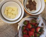 Hình bước làm 1 của món Dâu Tây Nhúng Chocolate