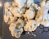 Une image de l'étape 2 de Gratin de chou fleur aux deux sauces, ail et emmental râpé.