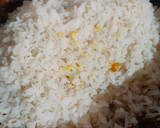 A picture of step 4 of Kanda poha.