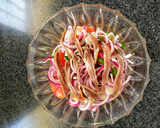 Foto del paso 1 de la receta: Ensalada de tomate, cebolla roja y anchoas