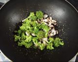 A picture of step 2 of Veg Garlic Mushroom Soup.