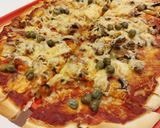 Foto del paso 3 de la receta: Fácil y rico! Pizza de mariscos con alcaparras :)