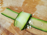 Fagottini di zucchini con feta, noci e basilico
