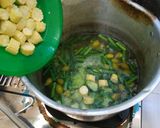 Foto langkah ke 3 dari resep Sayur asem bening simple.
