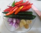 Foto langkah ke 2 dari resep Cumi asin goreng sambel.