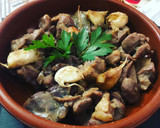Foto del paso 12 de la receta: Cordero al ajillo con patatas fritas y champiñones rellenos