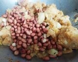 A picture of step 3 of Striped Samose (Samose with Potato and peanuts filling).