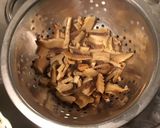 Une image de l'étape 4 de Soupe asiatique épicée au bouillon de crevettes, tomate noire, shiitakes et coriandre.