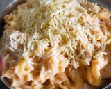 A picture of step 5 of Italian white sauce pasta.