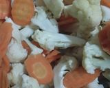 Foto langkah ke 1 dari resep Tumis Kembang Kol+Wortel+Sosis.