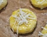 Foto langkah ke 4 dari resep Garlic Cheese Cookies.