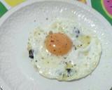 Foto del paso 3 de la receta: Huevos fritos trufados con miga de pan de payés