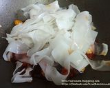 รูปขั้นตอนการทำที่ 4 ของ ก๋วยเตี๋ยวเส้นใหญ่ผัดน้ำพริกเผา