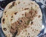 A picture of step 4 of Chicken chapati roll.