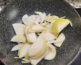 Foto del paso 2 de la receta: Calamares con tomate, almejas y gambas