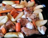 Une image de l'étape 1 de Pilons de poulet aux légumes au four.