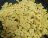 Foto del paso 5 de la receta: Pasta codito con rajas de poblano, queso, elote y crema